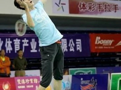 成都蓉城2比1辽宁铁人 徐正源绕场鞠躬致谢球迷